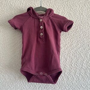 Kate Quinn Infant Toddler Hooded Bodysuit One Piece Buttons‎ Size 12-18 Months